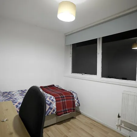 Elephant & Castle - Zone 2 - Private - Shared Bathroom Homestay