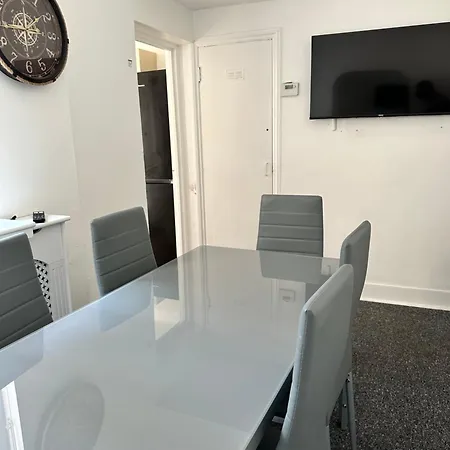 Holiday home 3 Bedroom House With Garden In Tottenham