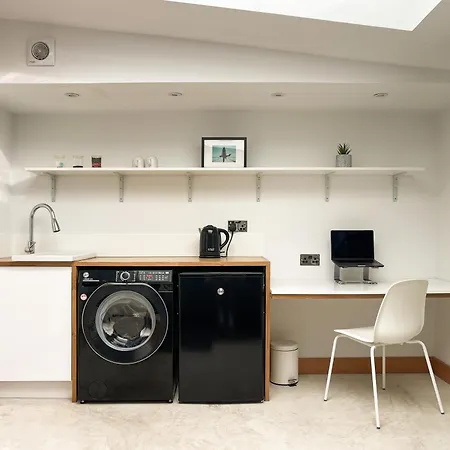 Luxury Urban Oasis With Garden And Private Apartment London