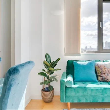 View Short Walk To Tower Bridge, Free Car Parking Apartment London