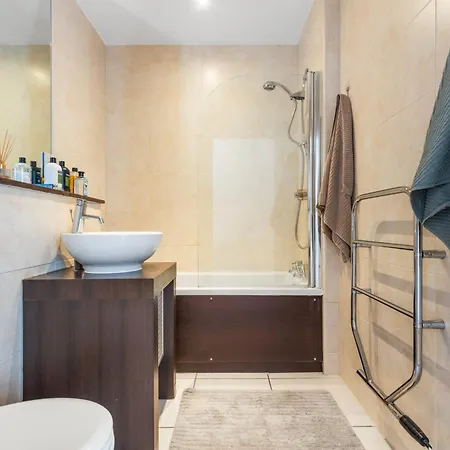 View Short Walk To Tower Bridge, Free Car Parking Apartment