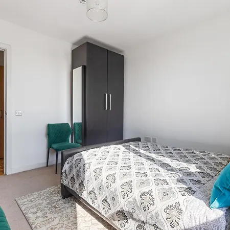View Short Walk To Tower Bridge, Free Car Parking Apartment *