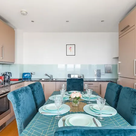 View Short Walk To Tower Bridge, Free Car Parking Apartment London