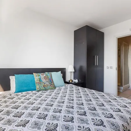 View Short Walk To Tower Bridge, Free Car Parking