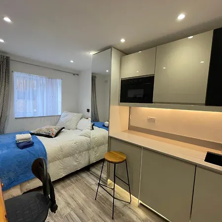 Luxury With En-suite Bathrooms - West London