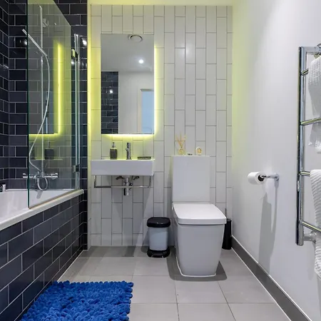 Dockside With Scenic Views Apartment London
