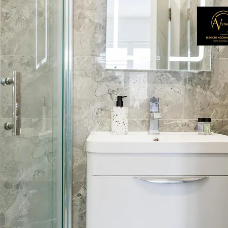 Villa Stylish 4 Bedroom By Av Short Lets With Free Parking
