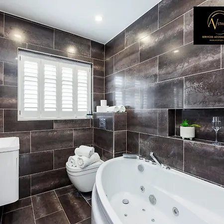 Stylish 4 Bedroom By Av Short Lets With Free Parking Villa Sidcup