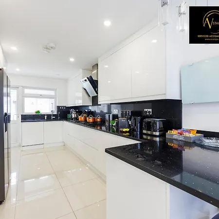 Stylish 4 Bedroom By Av Short Lets With Free Parking Sidcup