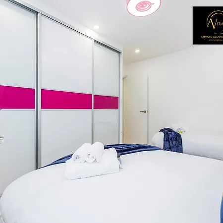 Villa Stylish 4 Bedroom By Av Short Lets With Free Parking *