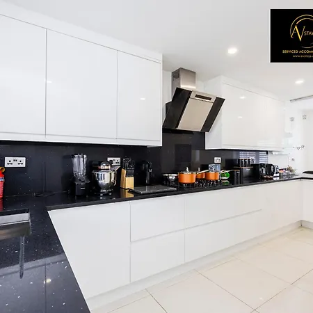 Stylish 4 Bedroom By Av Short Lets With Free Parking *
