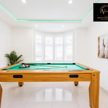 Stylish 4 Bedroom By Av Short Lets With Free Parking