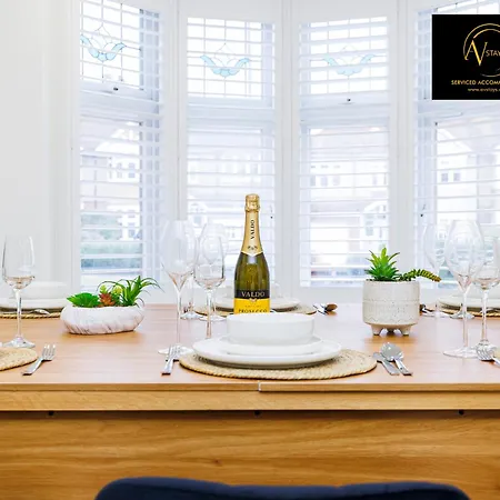 Stylish 4 Bedroom By Av Short Lets With Free Parking Villa *