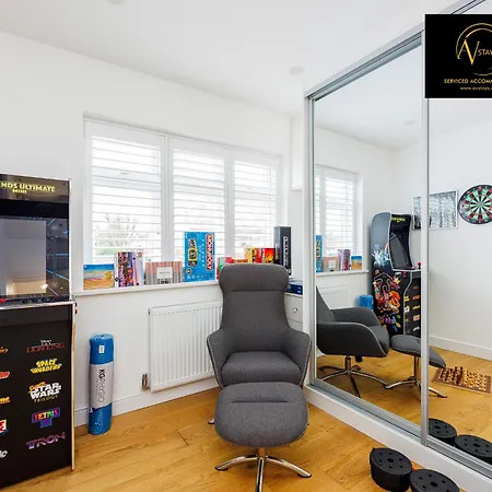 Stylish 4 Bedroom By Av Short Lets With Free Parking * Sidcup