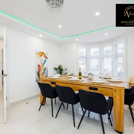 Stylish 4 Bedroom By Av Short Lets With Free Parking Sidcup