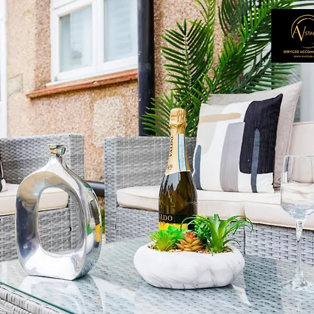 Villa Stylish 4 Bedroom By Av Short Lets With Free Parking *