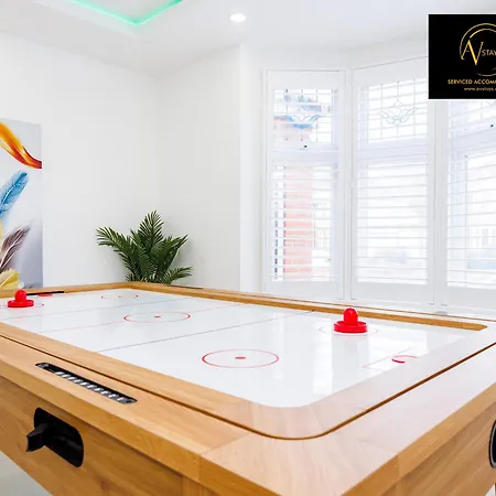 Stylish 4 Bedroom By Av Short Lets With Free Parking *