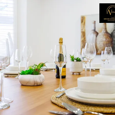 Stylish 4 Bedroom By Av Short Lets With Free Parking