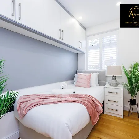 Stylish 4 Bedroom By Av Short Lets With Free Parking * Sidcup