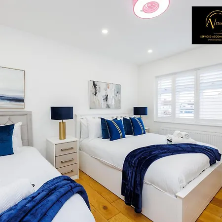 Villa Stylish 4 Bedroom By Av Short Lets With Free Parking