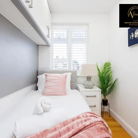 Stylish 4 Bedroom By Av Short Lets With Free Parking *