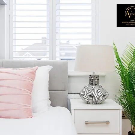 Villa Stylish 4 Bedroom By Av Short Lets With Free Parking