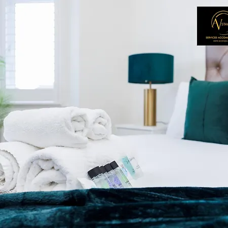Stylish 4 Bedroom By Av Short Lets With Free Parking Villa