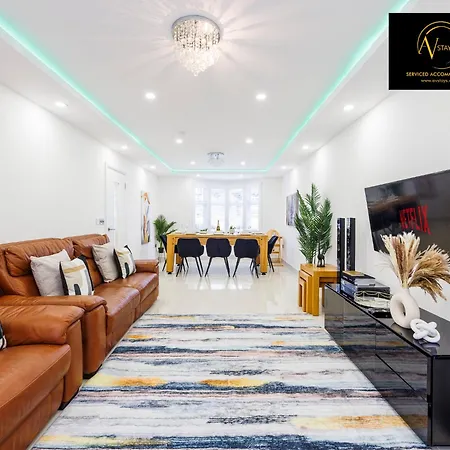 Stylish 4 Bedroom By Av Short Lets With Free Parking Villa *