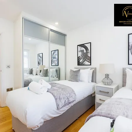 Stylish 4 Bedroom By Av Short Lets With Free Parking