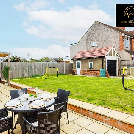 Stylish 4 Bedroom By Av Short Lets With Free Parking * Sidcup