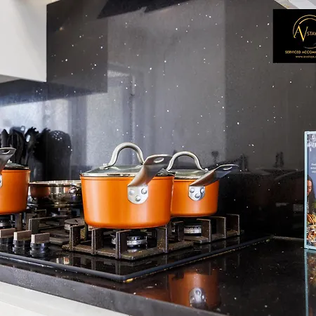 Villa Stylish 4 Bedroom By Av Short Lets With Free Parking