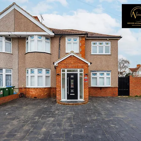 Stylish 4 Bedroom By Av Short Lets With Free Parking Villa Sidcup