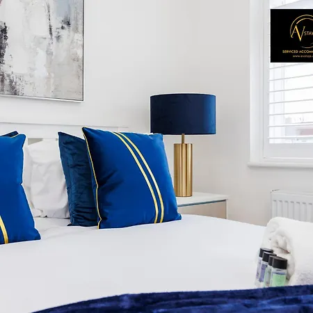 Stylish 4 Bedroom By Av Short Lets With Free Parking Villa