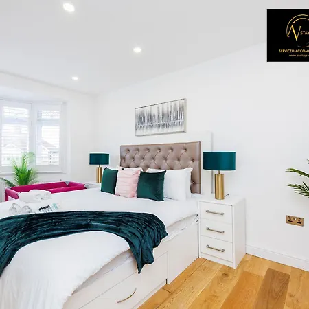Villa Stylish 4 Bedroom By Av Short Lets With Free Parking *
