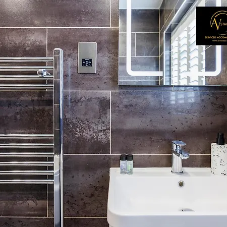 Stylish 4 Bedroom By Av Short Lets With Free Parking