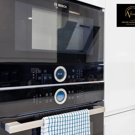 Stylish 4 Bedroom By Av Short Lets With Free Parking Villa *