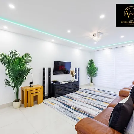 Stylish 4 Bedroom By Av Short Lets With Free Parking * Sidcup
