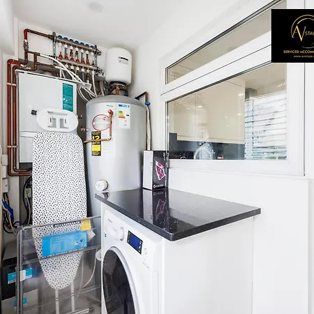 Villa Stylish 4 Bedroom By Av Short Lets With Free Parking