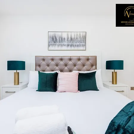 Stylish 4 Bedroom By Av Short Lets With Free Parking Sidcup