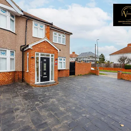 Stylish 4 Bedroom By Av Short Lets With Free Parking Villa