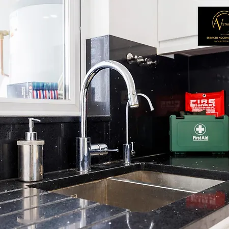 Stylish 4 Bedroom By Av Short Lets With Free Parking * Sidcup
