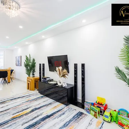 Stylish 4 Bedroom By Av Short Lets With Free Parking Sidcup