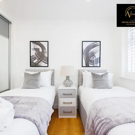 Stylish 4 Bedroom By Av Short Lets With Free Parking Villa