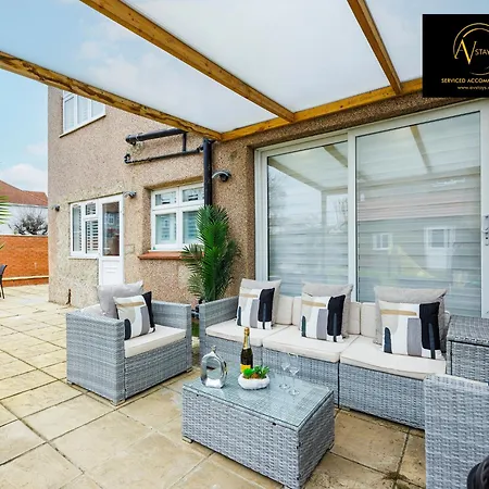 Villa Stylish 4 Bedroom By Av Short Lets With Free Parking *