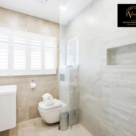 Stylish 4 Bedroom By Av Short Lets With Free Parking *