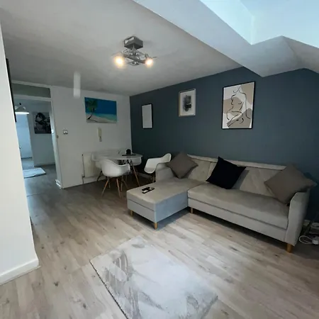 Lovely One Bedroom Apartment *