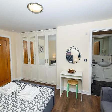Two Bed Near Canary Wharf Apartment *