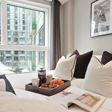 Luxury 1 Bed Flat, Minutes From Canary Wharf And South Quay Station London