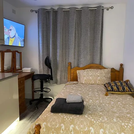 Luxury With En-suite Bathrooms - West London Homestay