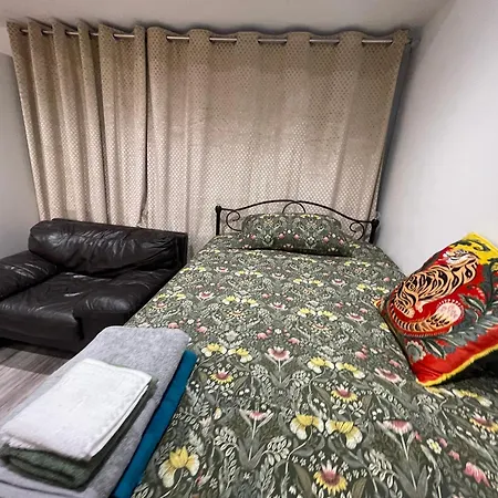 Luxury With En-suite Bathrooms - West London Homestay *